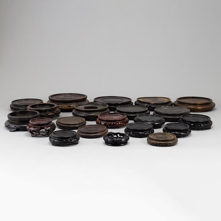 STÄLL, 22 stycken, trä. Kina, främst 1900-tal.