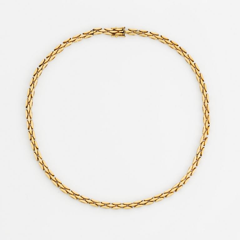 An 18K gold necklace.