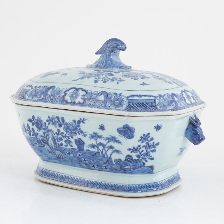 A Chinese blue and white wxport porcelain tureen with cover, Qing dynasty, Qianlong (1736-95).