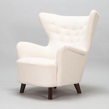 A mid-20th-century armchair.