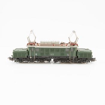 Märklin, 4 pcs. locomotives, including model 3031 and 3074, 6 cars of various models.