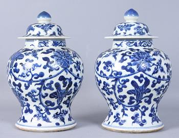 LOCKURNOR, ett par, porslin, Kina, 1800-tal.