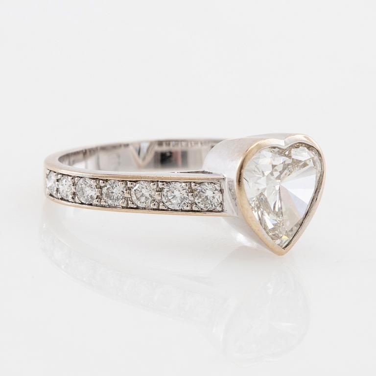 Ring 18K white gold set with a heart-shaped diamond approx. 2.00 ct and round brilliant-cut diamonds.