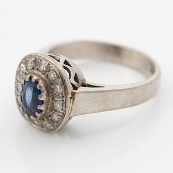 18K white gold ring with sapphire and octagonal-cut diamonds.