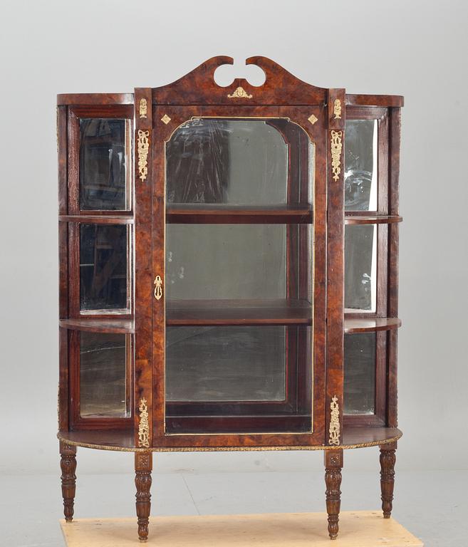 VITRINSKÅP, Louis XVI-stil. 1900-tal.