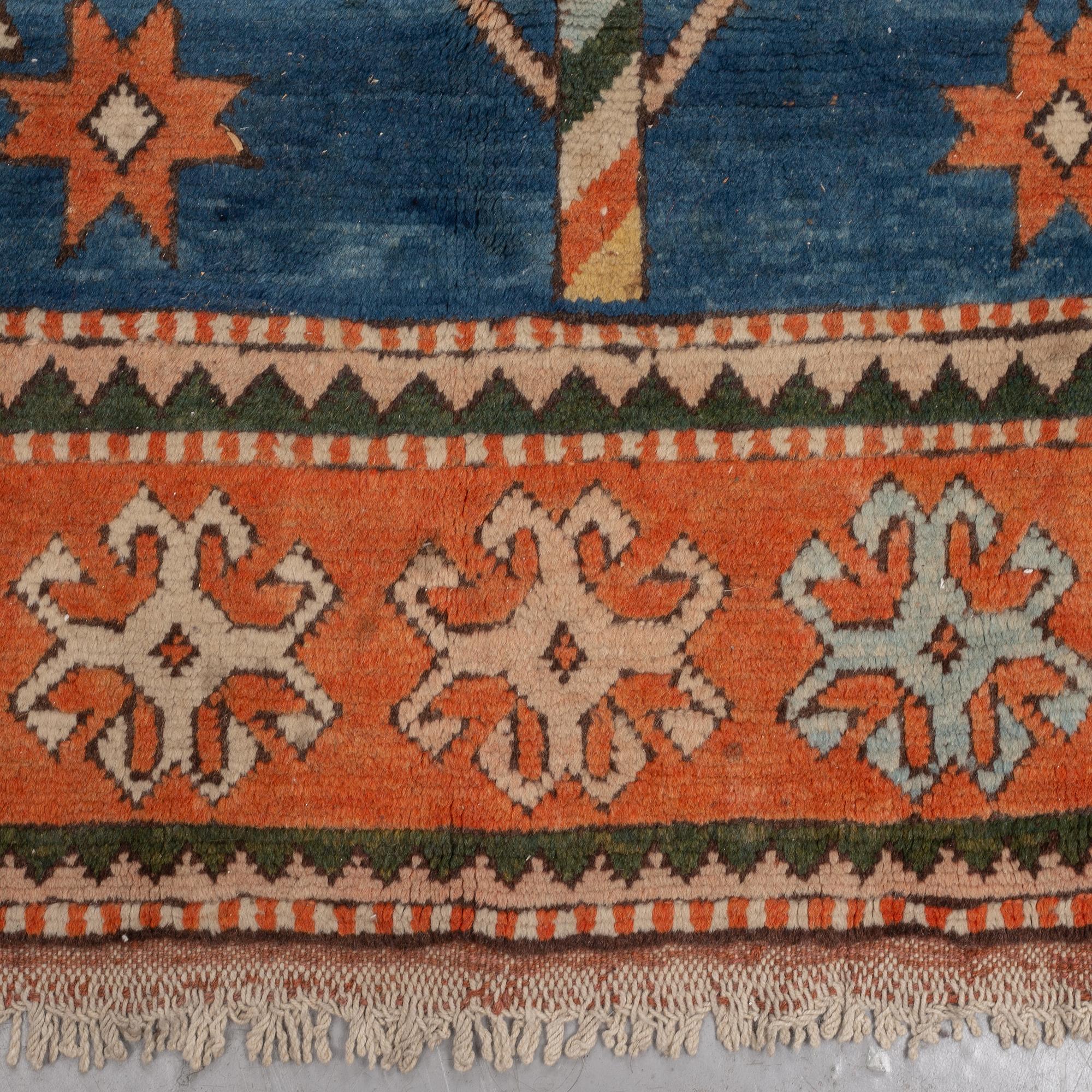 Matto, an Oriental, ca 302-307 x 181,5-194 cm (as well as 1-2 cm flat weave at the ends).