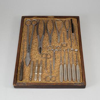 LÄKARINSTRUMENT, ca 40 delar, i schatull av ek. Omkring år 1900.