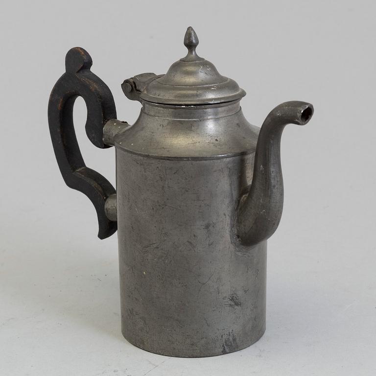 A 17TH/18TH CENTURY PEWTER CHOCOLATE POT.