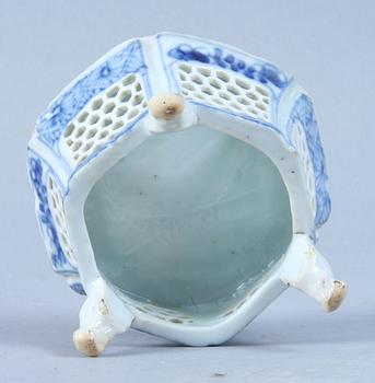 SALTKAR, porslin, Kina, 1700-tal.