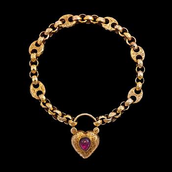 ARMBAND, lägst 8k guld, lås med cabochonslipad granat, 1800-talets andra hälft. Vikt 15g.