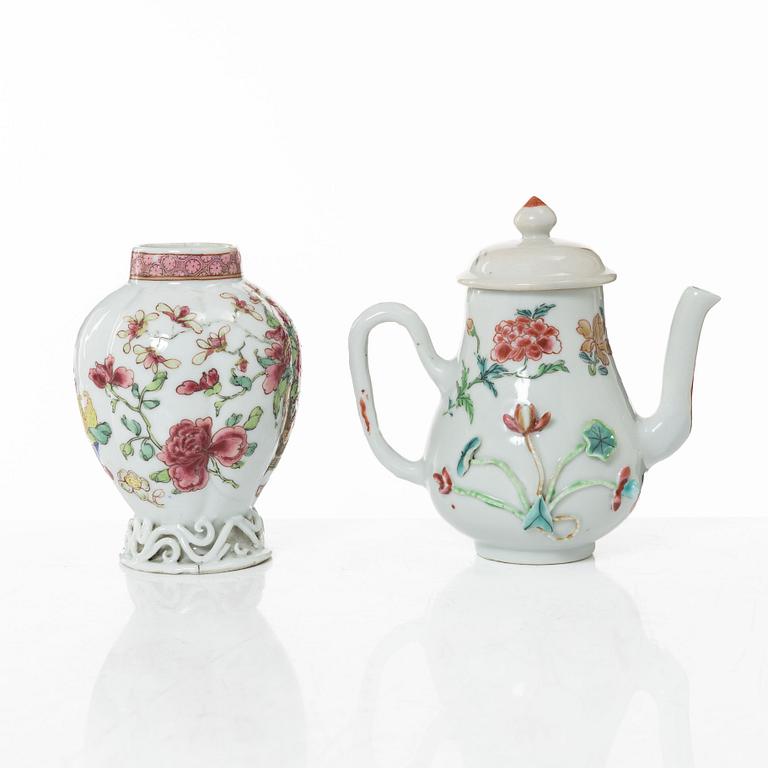 Tedosa och kanna samt kopp och lock, porslin, Kina, Qingdynstin, 1700-tal.