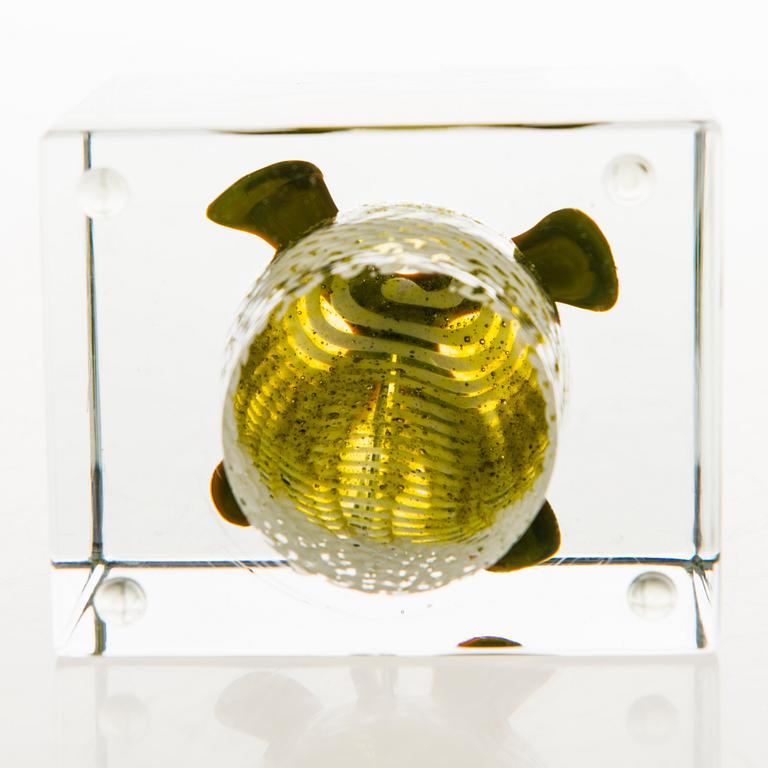 OIVA TOIKKA, AN ANNUAL CUBE, glass, signed Oiva Toikka 1986 Nuutajärvi, numbered  56/2000.