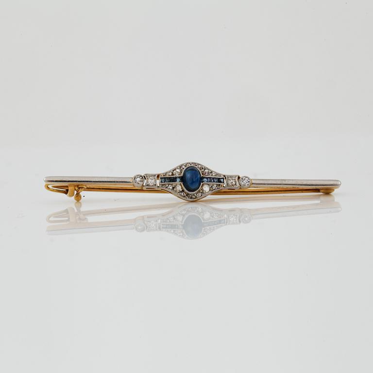 BROSCH, 14 K guld med cabochonslipad safir ca 4,5 x 3 mm och diamanter, art déco. Vikt 3,9 g.