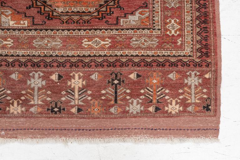 An oriental rug, a. 189 x 119 cm.