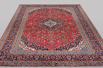A carpet, Kashan, ca 401 x 284 cm.
