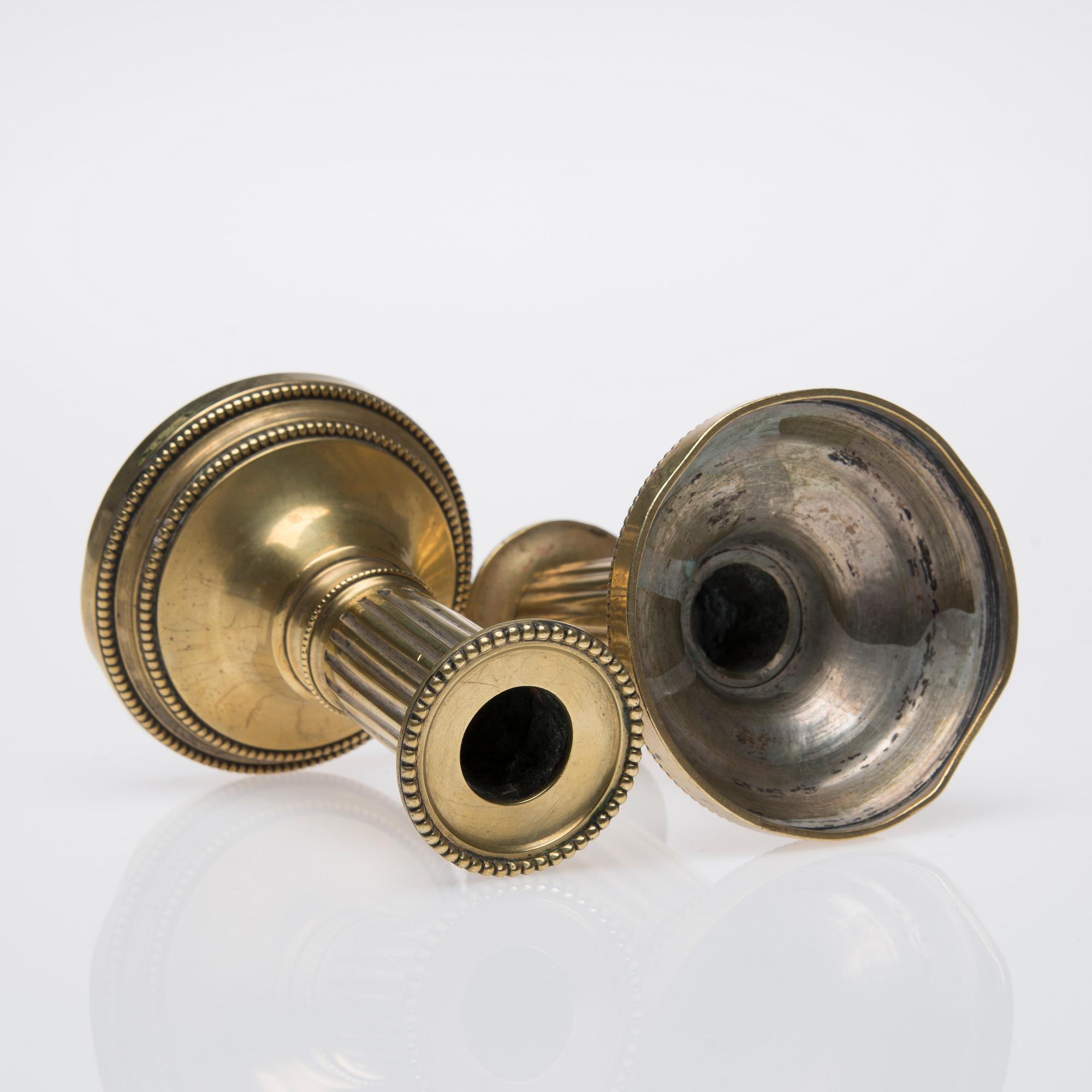 LJUSSTAKAR, ett par, argent haché på mässing, Frankrike 1700-talets slut.