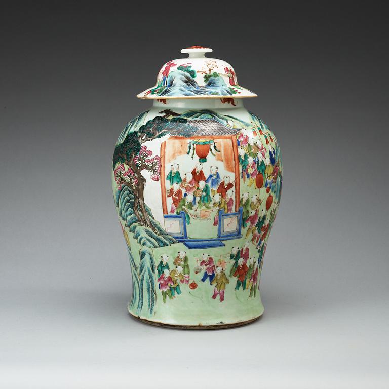 URNA, porslin. Sen Qing dynastin, 1800-tal.