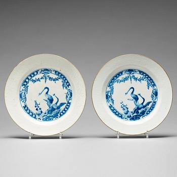 914. A pair of blue and white armorial dishes, Qing dynasty, 18th Century.