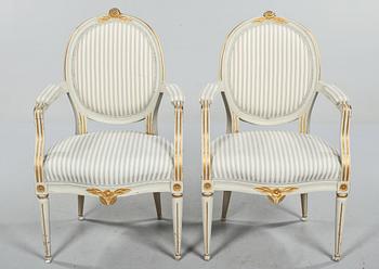 KARMSTOLAR, ett par, gustaviansk stil, 1900-talets andra hälft.