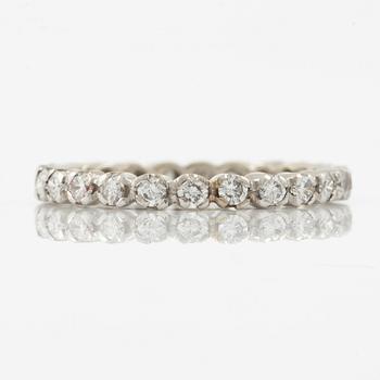 Alliansring, helallians, 14K vitguld med briljantslipade diamanter.