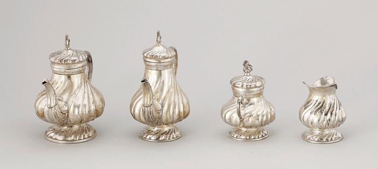 KAFFE- OCH TESERVIS, 4 delar, silver, rokokostil, troligen Tyskland, 1900-talets första hälft. Totalvikt ca 930 gram.