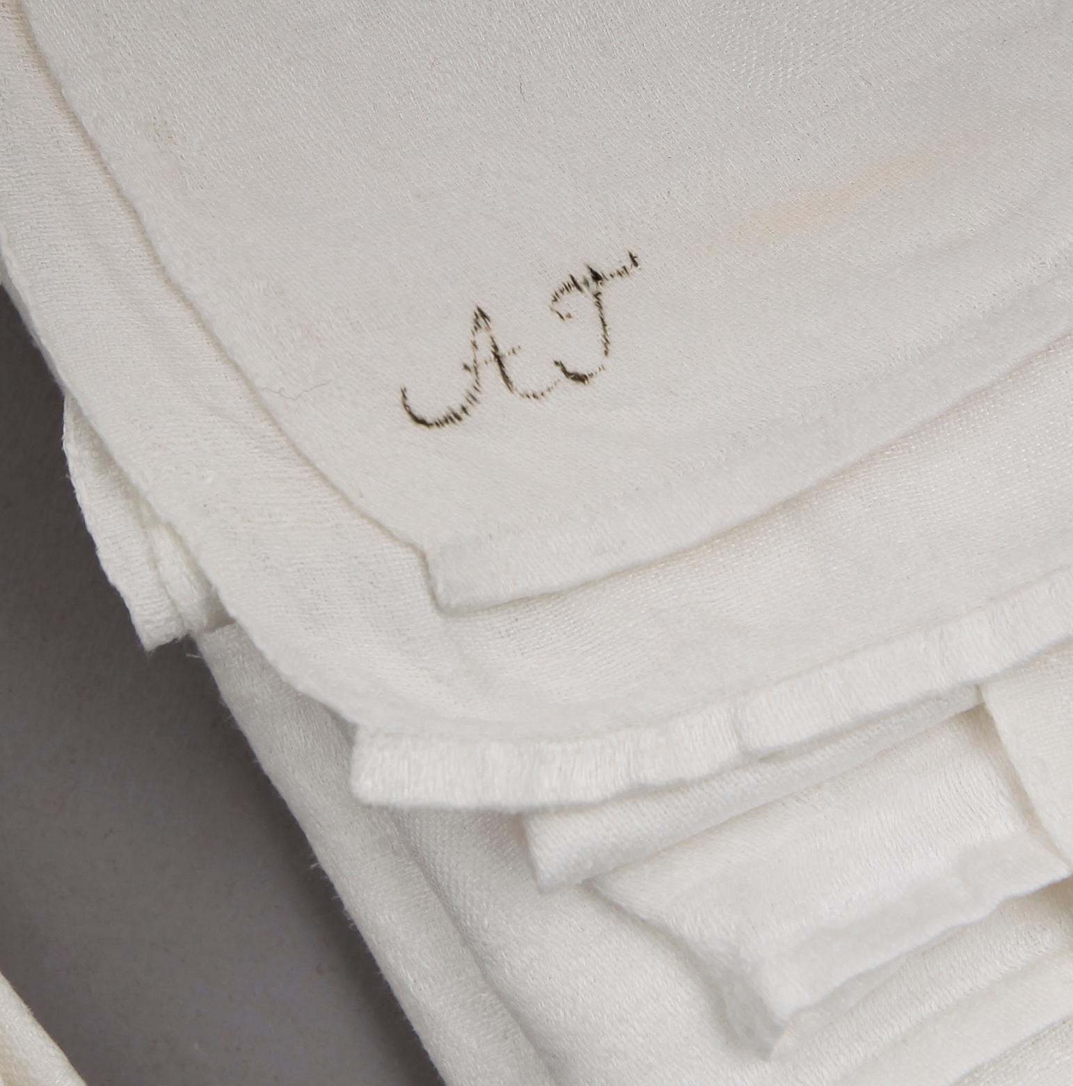 DUK samt SERVETTER, 8 st,  linnedamast, Vadstena, märkt AMR, 1800-talets början.