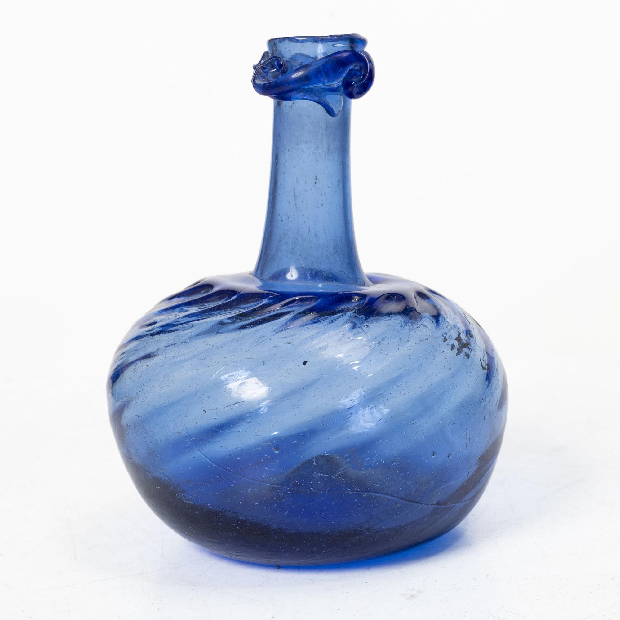 A blue twisted glass bottle, 18th century.