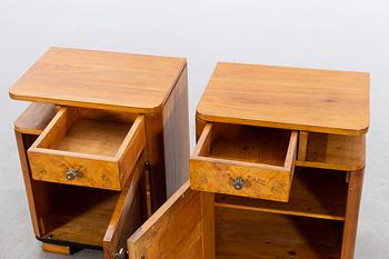 A pair of bedside, 1900-talets mitt.