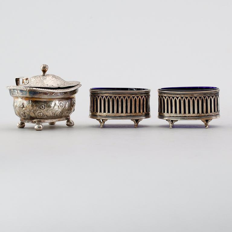 SALTKAR, 1 par samt SENAPSKAR, silver, England, 1800-/1900-tal. Vikt ca 154 gram.