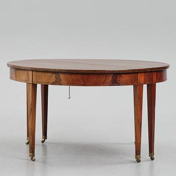 An English mahogany George III-style dining table, 19th century.