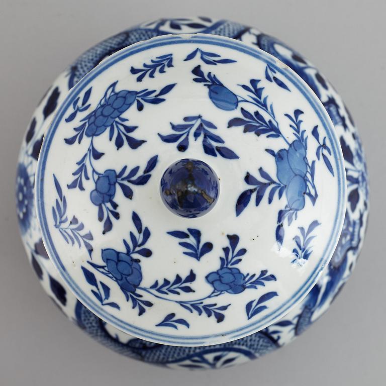 A blue and white vase with cover, Qing dynasty, 19th Century.