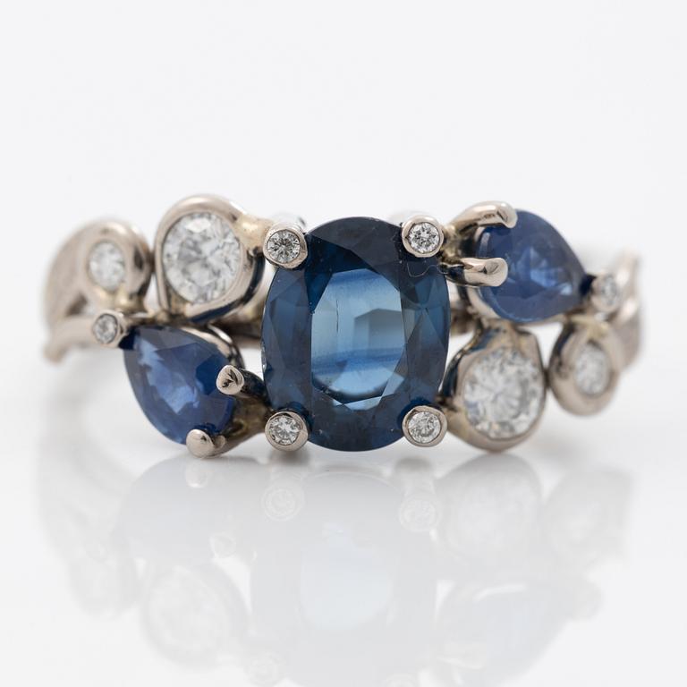 Ring, Mandelstam, 18K white gold with sapphires and brilliant-cut diamonds.
