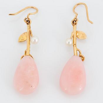 ÖRHÄNGEN, med rosa droppformade opaler, pärlor och diamanter.