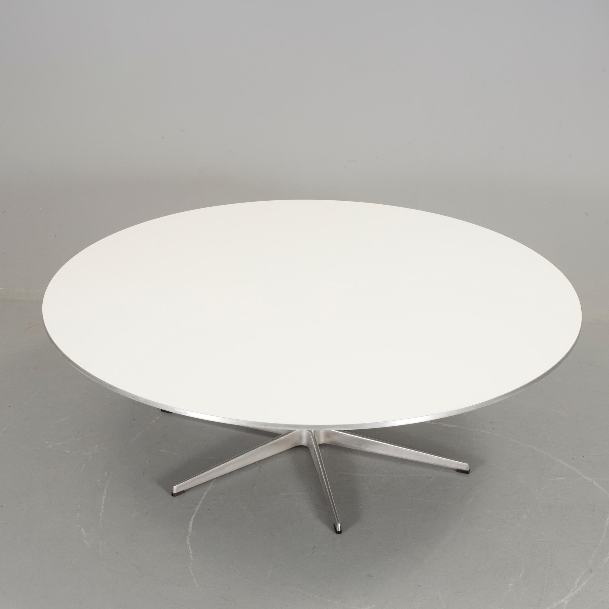 BORD, "A825", Piet Hein, Arne Jacobsen och Bruno Mathsson för Fritz Hansen, 2001.