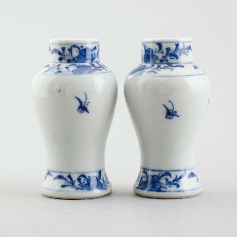 VASER, 1 par, porslin, ostindiska, sannolikt 1800-tal.