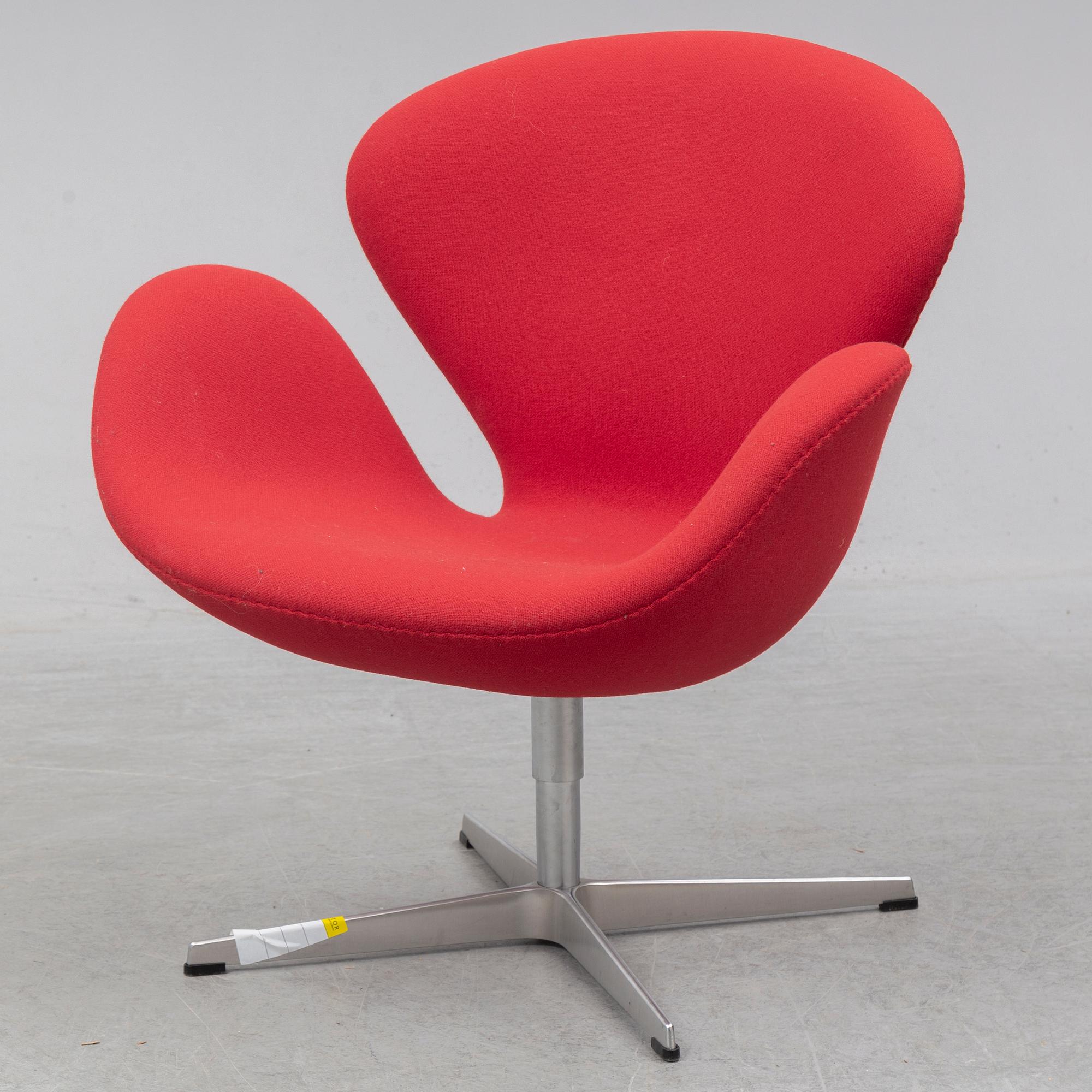 ARNE JACOBSEN, a 'Svanen' easy chair, Fritz Hansen, 2006.