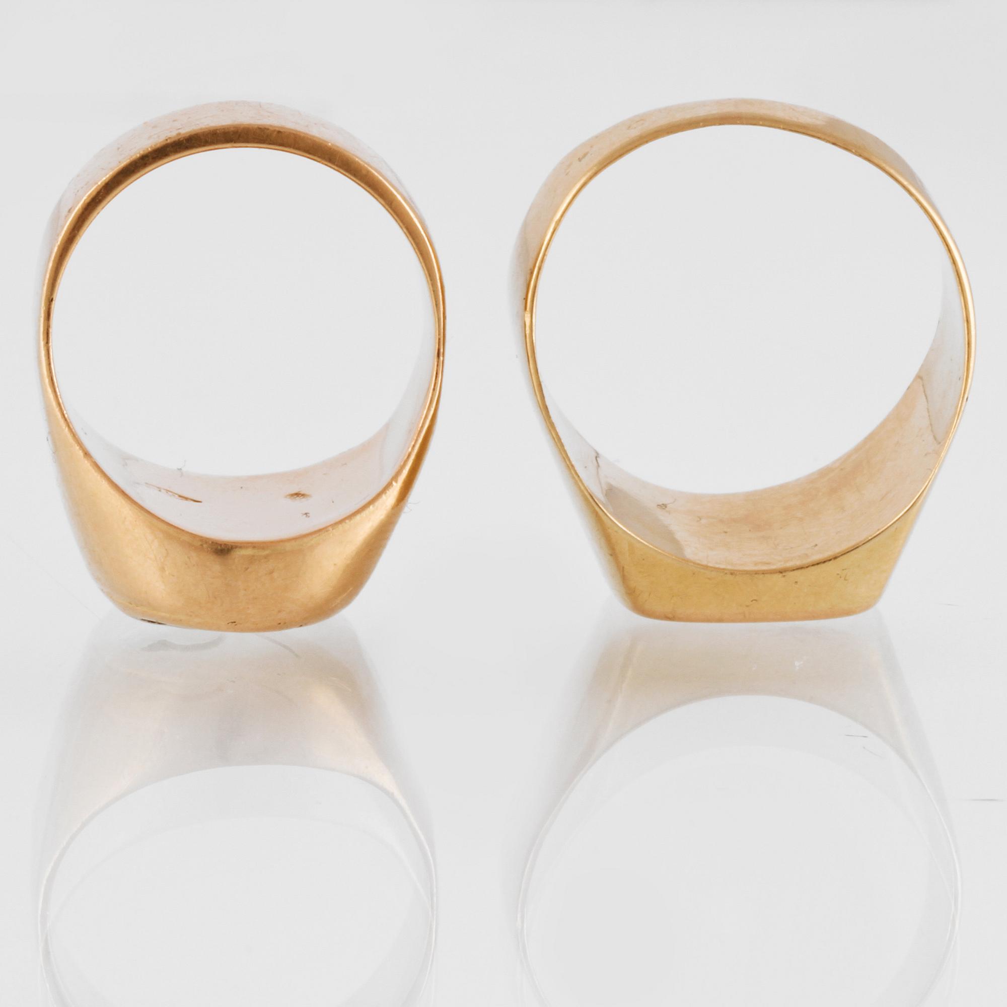 RINGAR, 2 st, 18K guld samt en liten fasettslipad vit sten. Vikt 20,2 gram.