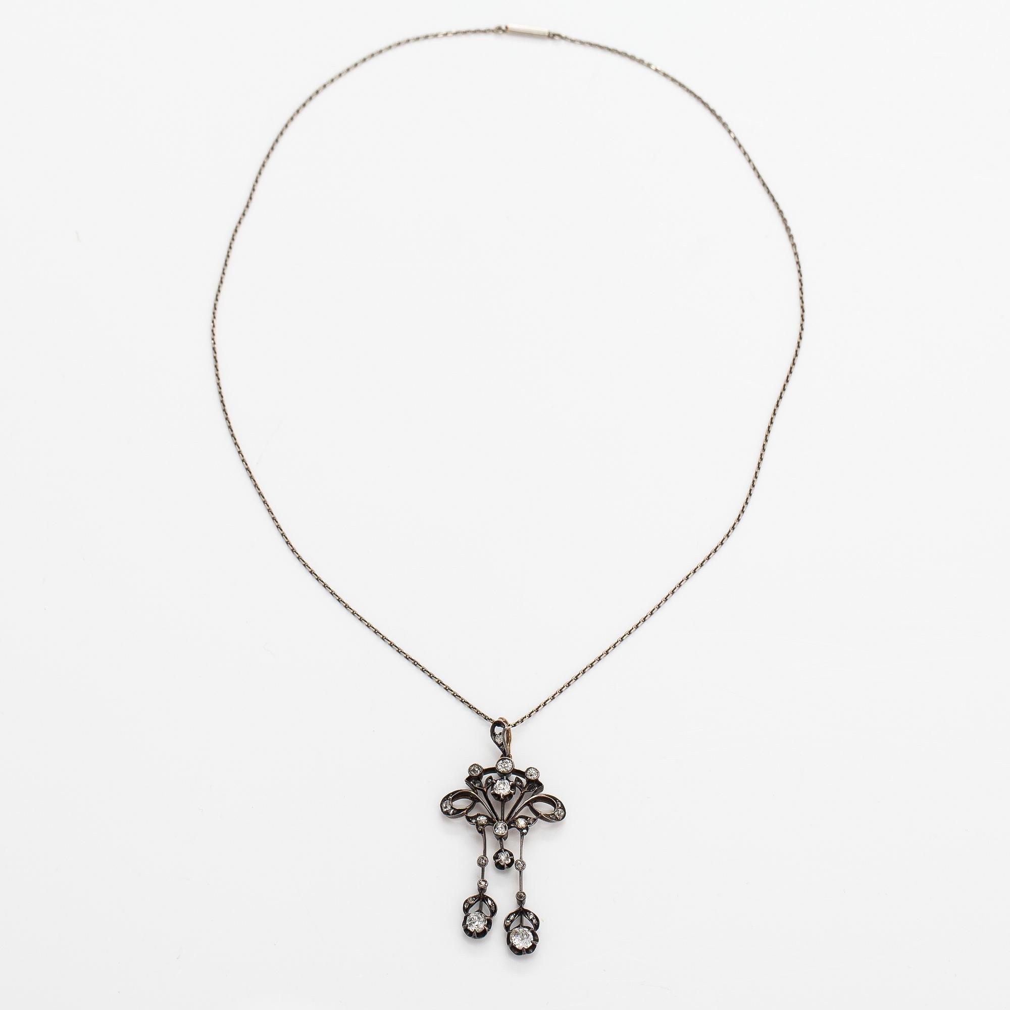 A Belle époque necklace in 13-14K gold, silver and old-cut diamonds ca. 1.50 ct in total. Early 20th century.