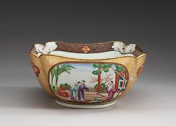 A Canton famille rose 'Rockefeller-pattern' bowl, Qing dynasty, ca 1800.