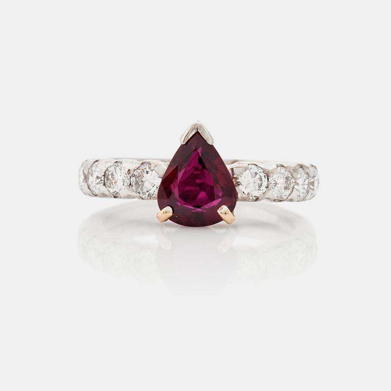 RING, Mandelstam 'Stardust', med droppslipad rubin, 2.17ct, samt briljantslipade diamanter, totalt 1.25 ct.