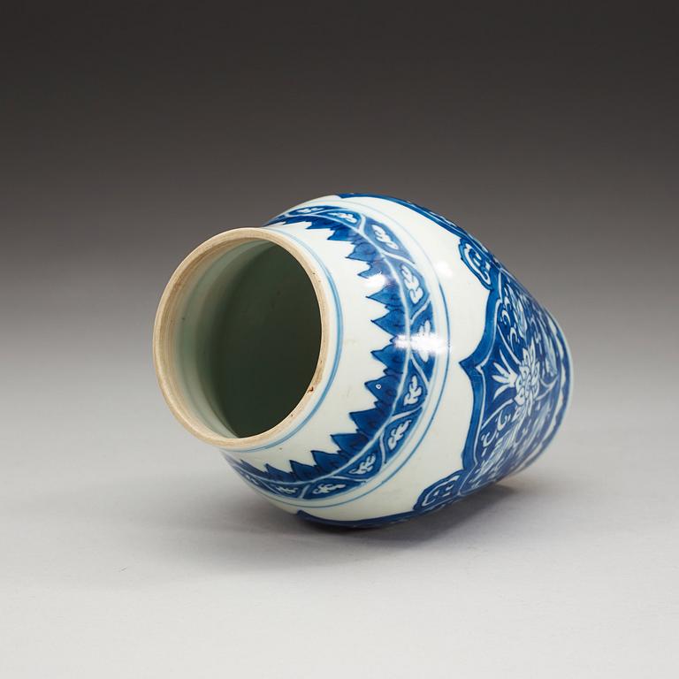 A blue and white vase, Qing dynasty, Kangxi (1662-1722).