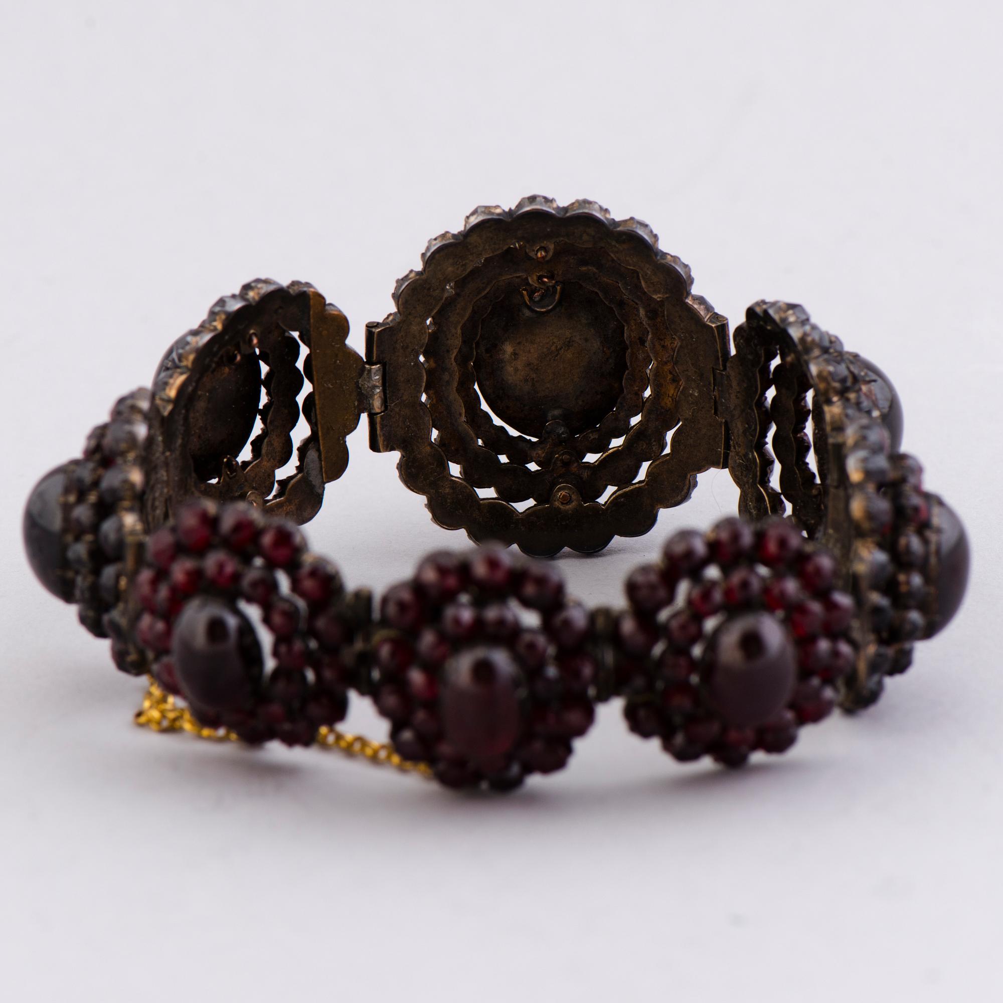 A BRACELET, garnets, metal, 19th century.