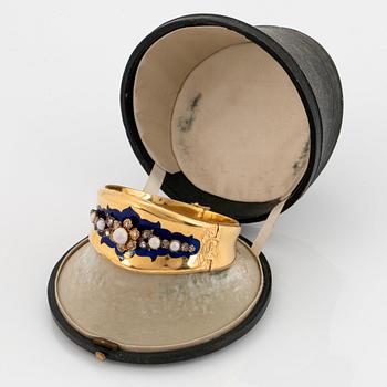 An 18K gold bracelet partly enamelled set with pearls and rose-cut diamonds.