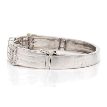 ARMRING med prinsess- och fasettlipade diamanter.