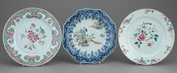 TALLRIKAR, 3 st, och KOPP med FAT, porslin, Kina, 1700-tal.