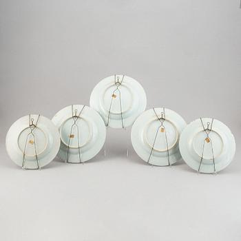 A set of 5 famille rose dinner plates, Qing dynasty, Qianlong (1736-95).
