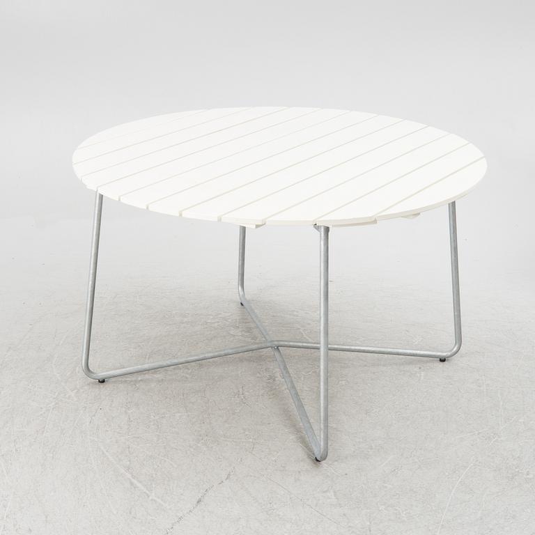 Arthur Lindquist, four armchairs model A2 and a table 9A, Grythyttan's steel furniture.