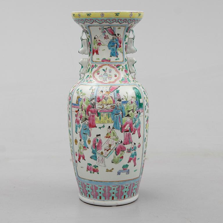 GOLVVAS, porslin, Kina, 1900-talets andra hälft.