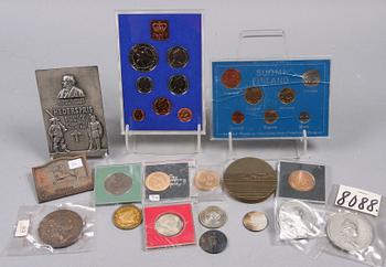 PARTI MEDALJER SAMT MYNT, ca 40 st, mest brons, Sverige, Danmark, New Zealand, England, Finland, USA mfl, 1900-tal.