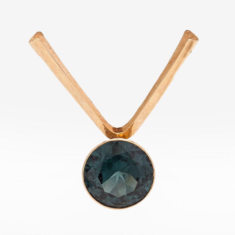Hänge, 14K guld med syntetisk spinell.